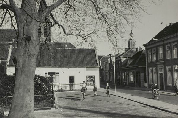 Oude zwart-wit foto van de Dorpsstraat.