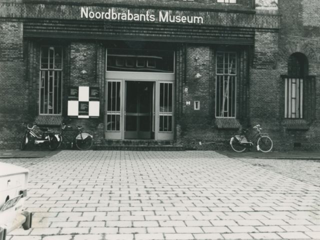Het Noordbrabants Museum in 1970, met draaideur
