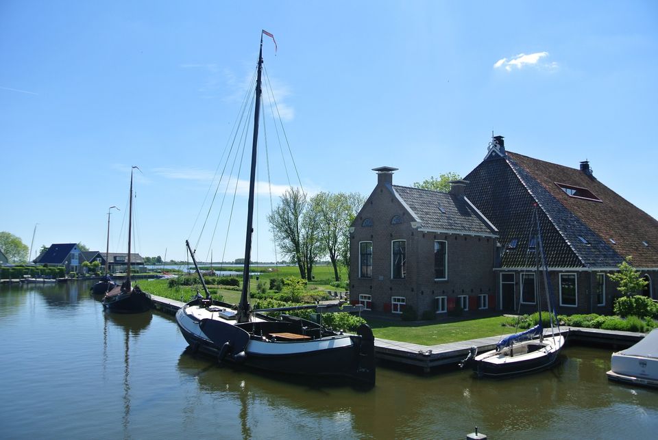 Een foto van een huisje met boot in Gaastmeer