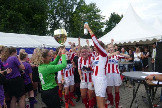 Weevers 12 provinciën toernooi damesvoetbal Swifterbant
