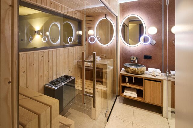 Badkamer met sauna bij Safari Hotel Beekse Bergen