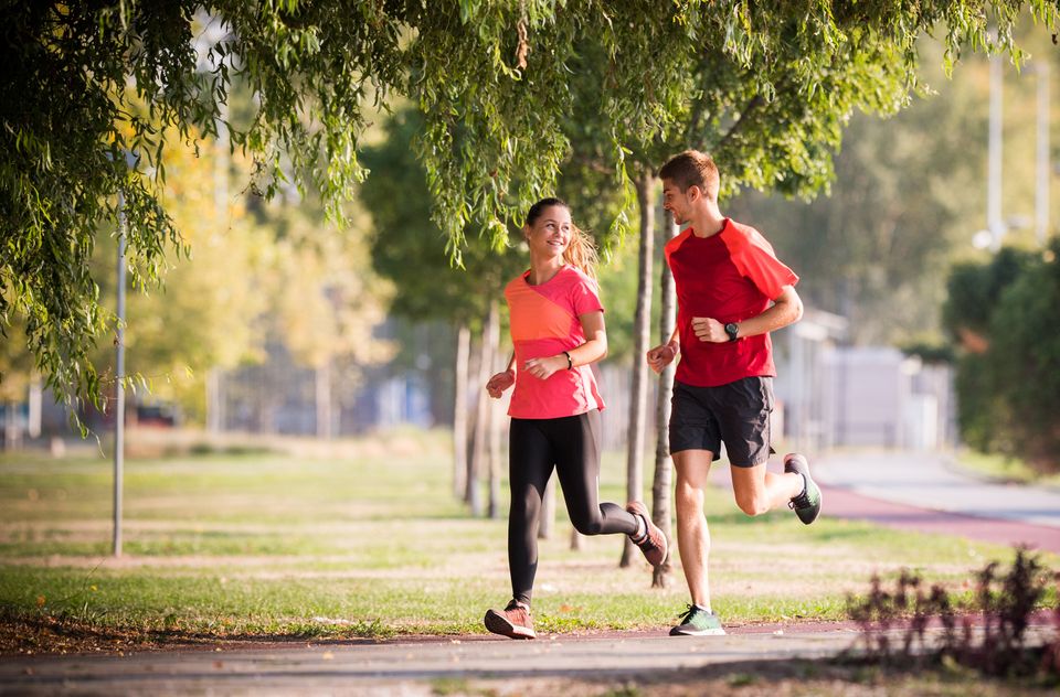 Een man en vrouw zijn samen aan het hardlopen in het van Tuyllpark