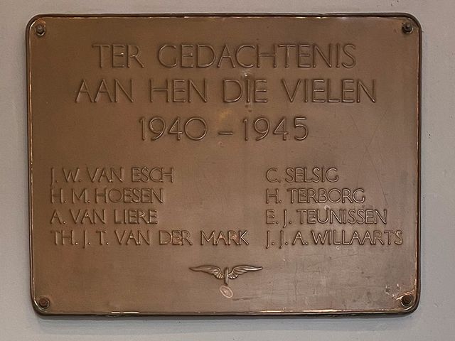 Ter gedachtenis aan hen die vielen 1940 – 1945  J.W. van Esch C. Selsig H.M. Hoesen H. Terborg A. van Liere E.J. Teunissen TH.J.T. van de Mark J.J.A. Willaarts