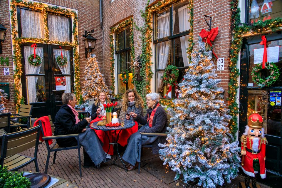 Dames zitten op een winters terras met kerstversiering bij Koffiehuis 't Hemelrijk in Arnhem