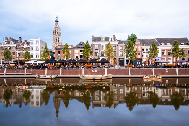 Breda, binnenstad met terrasjes aan het water