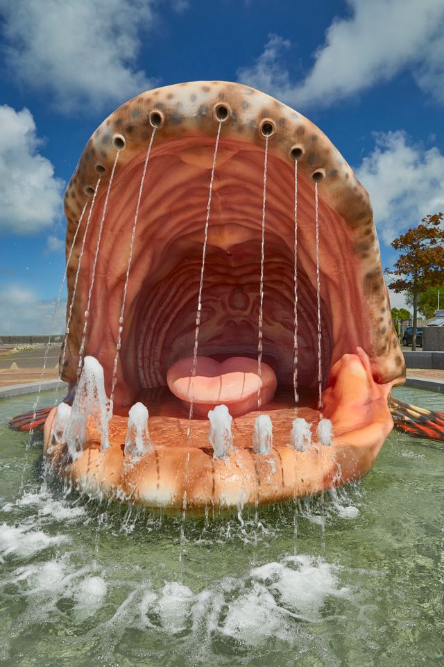 De grote vis fontein in Stavoren. Je ziet recht in de mond van de vis.