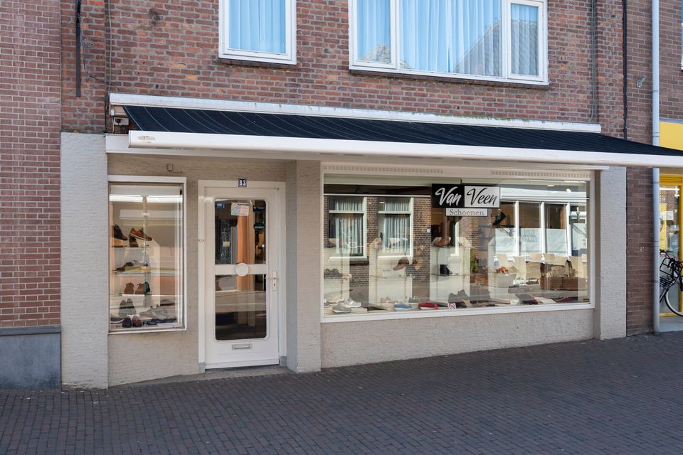 Dit is een foto van Van Veen Schoenen in de Dorpsstraat in Zoetermeer.
