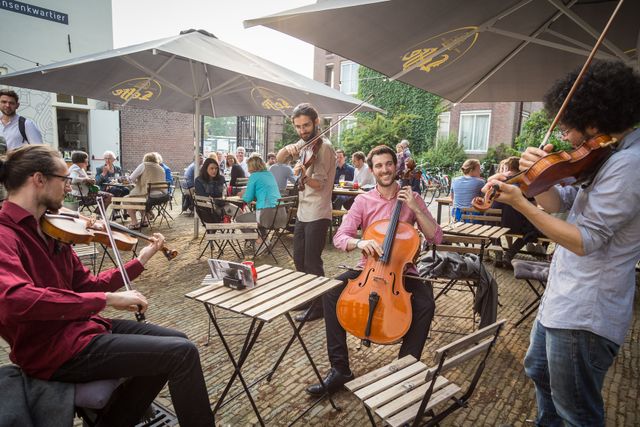 Groepje mensen die optreden tijdens Delft Fringe Festival