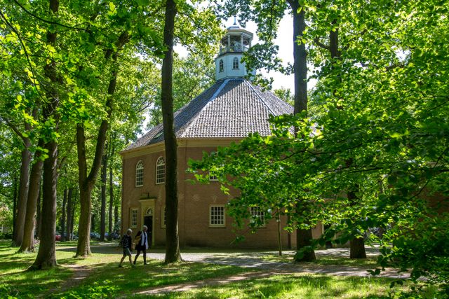 De prachtige koepelkerk uit 1826 onder het inmiddels indrukwekkende groen in de zomer van '22