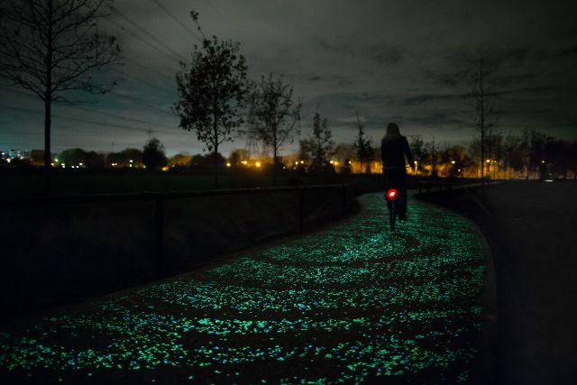 Een foto van het Van Gogh Roosegaarde-fietspad dat duizenden steentjes bevat die 's avonds oplichten.