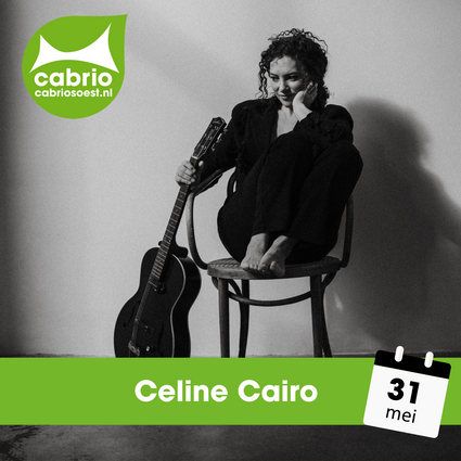 Celine Cairo met een gitaar