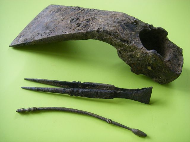 Enkele metalen voorwerpen uit de Romeinse tijd: een ijzeren dissel, een pincet en een bronzen haarnaald.