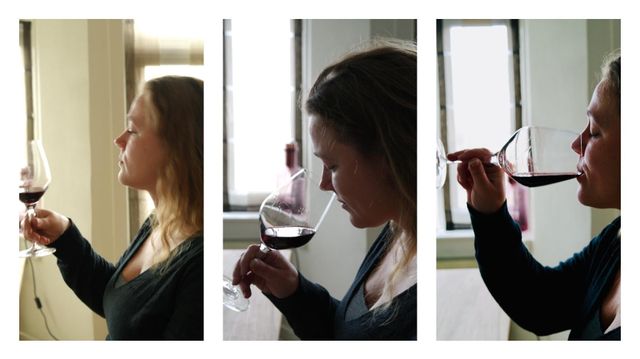 Drieluik van een vrouw die rode wijn proeft