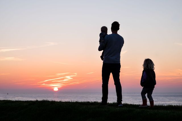 Silhouetten vader met kinderen op Waddendijk Vlieland