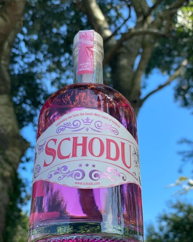 Op-Schouwen-Duiveland-SchoDu-Fles-Pink-Gin