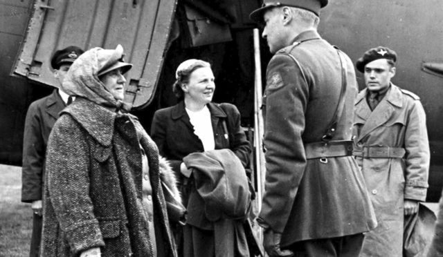 Terugkeer van de koningin en prinses Juliana in 1945, Erik Hazelhoff Roelfzema staat achter de koningin; Peter Tazelaar naast de prinses.