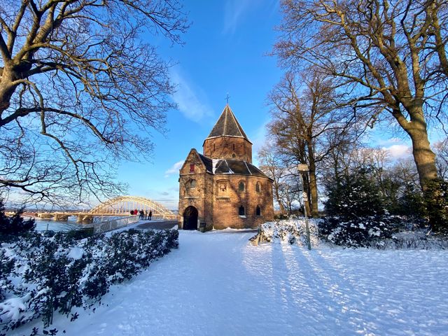 Sint Nicolaaskapel in het Valkhofpark Nijmegen in de sneeuw
