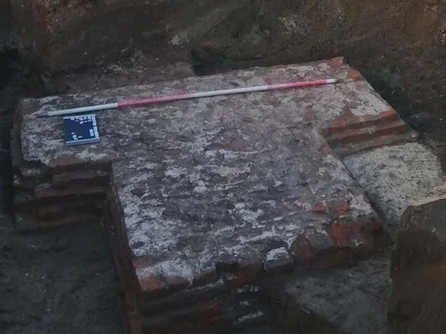 Het bakstenen muurfundament gevonden door archeologen 