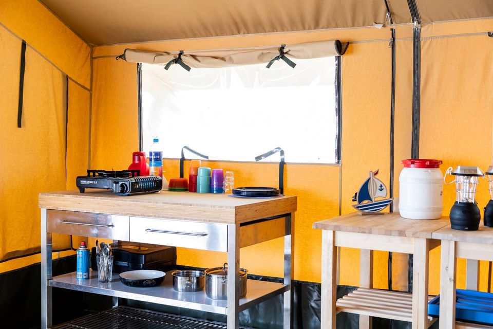 Keuken van safaritent Hoora