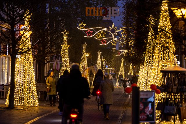 Foto van een verlichtte Midstraat met led-kerstbomen.