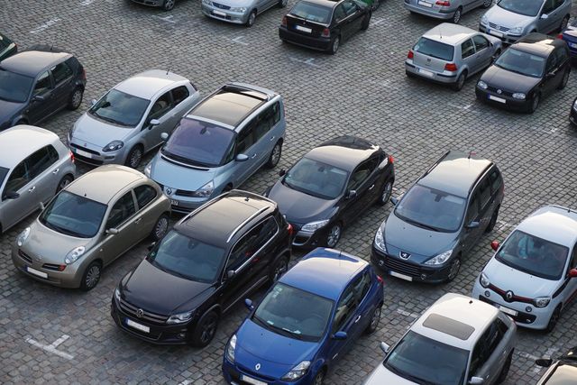Er staan veel auto's geparkeerd op de parkeerplaats in de parkeerplekken.