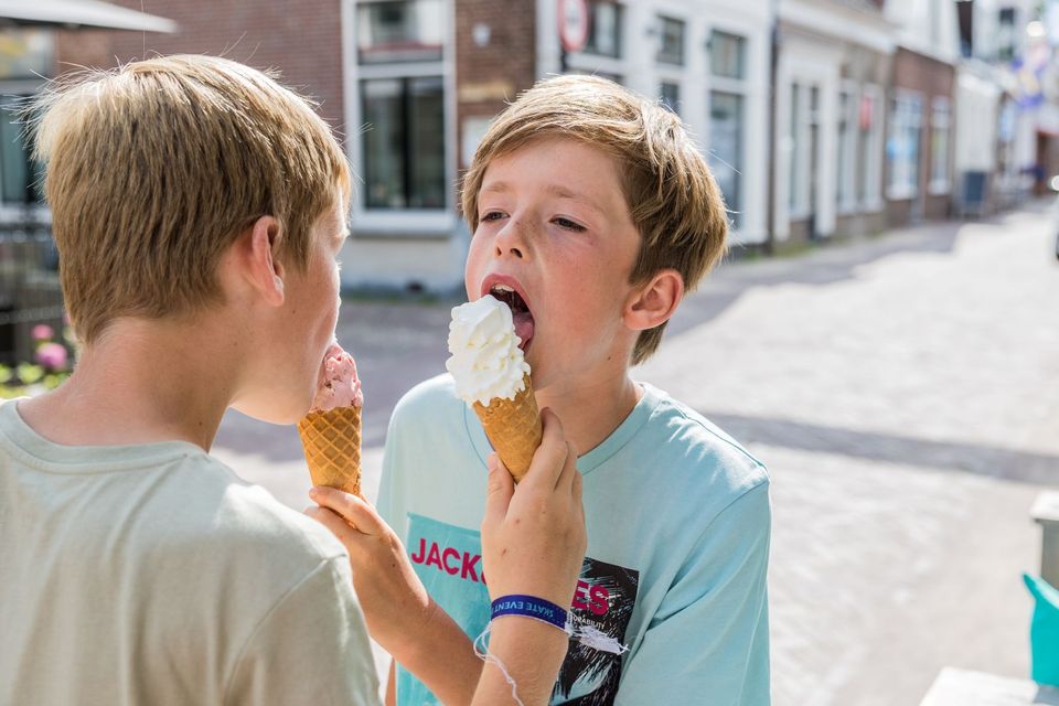 2 jongetjes geven elkaar een likje van elkaars ijs