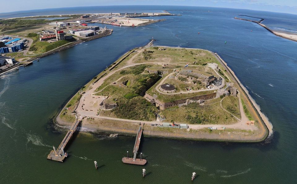 Forteiland IJmuiden vanuit de lucht met zicht op de haven.