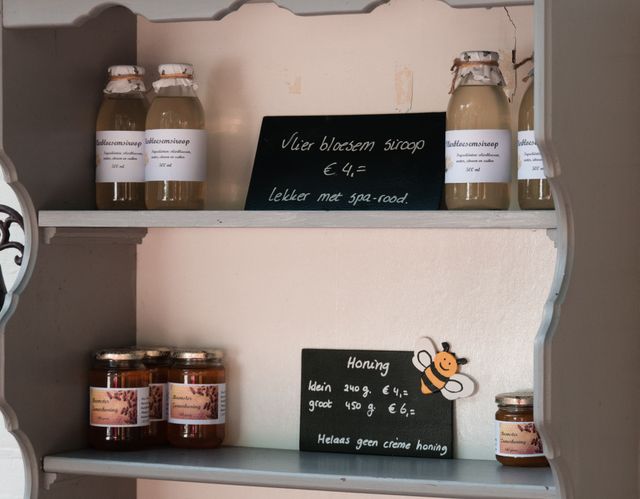 Een kast waarin producten worden verkocht als zelfgemaakte Honing en Vlierbloesem siroop