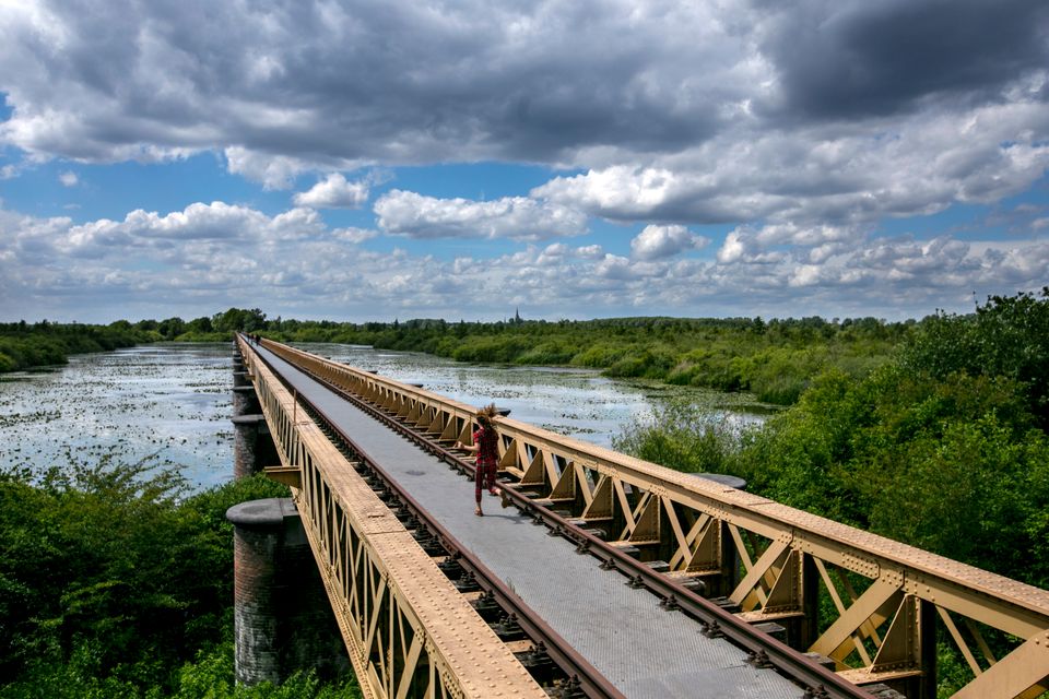 Foto van brug bij de Moerputten over het water