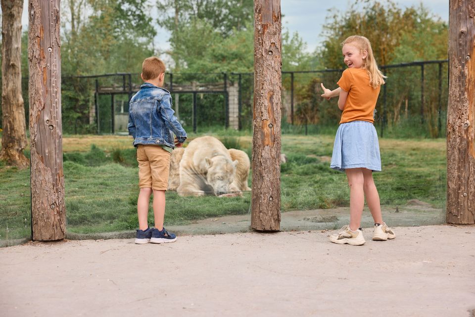 Jongen, meisje en ijsbeer in AquaZoo Leeuwarden