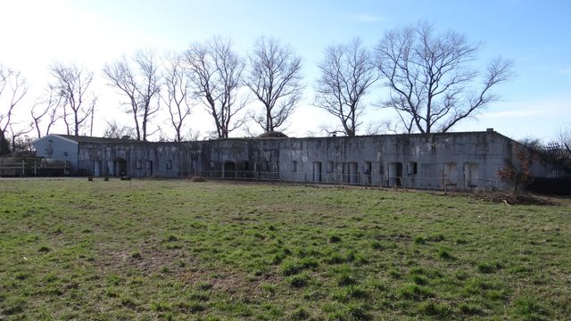 Fort bij Veldhuis voor aanzicht met pantserkoepel op het dak