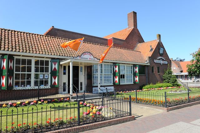 Een foto van de buitenkant van het Volendams Museum