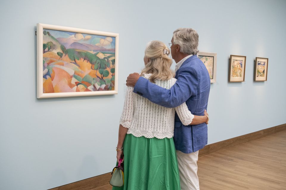 La Grande Bleue bezoekers kijken naar kunstwerk