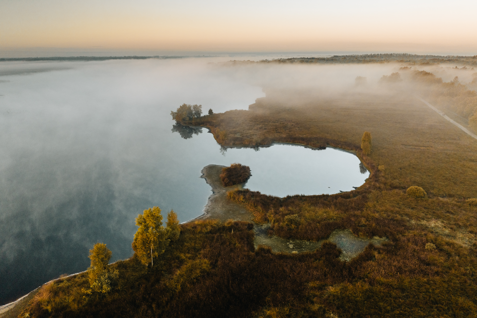 Een drone shot van het Dwingelderveld, met water en bos