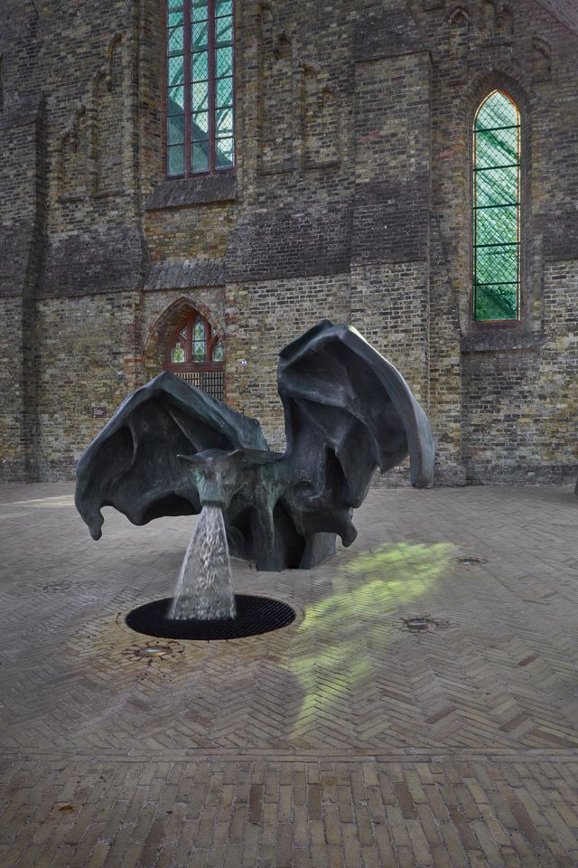 De fontein van Bolsward, bestaande uit een zwarte vleermuis.