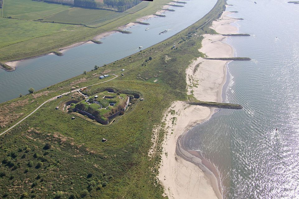 Een fort op een splitsing van twee rivieren uit de lucht gefotografeerd.