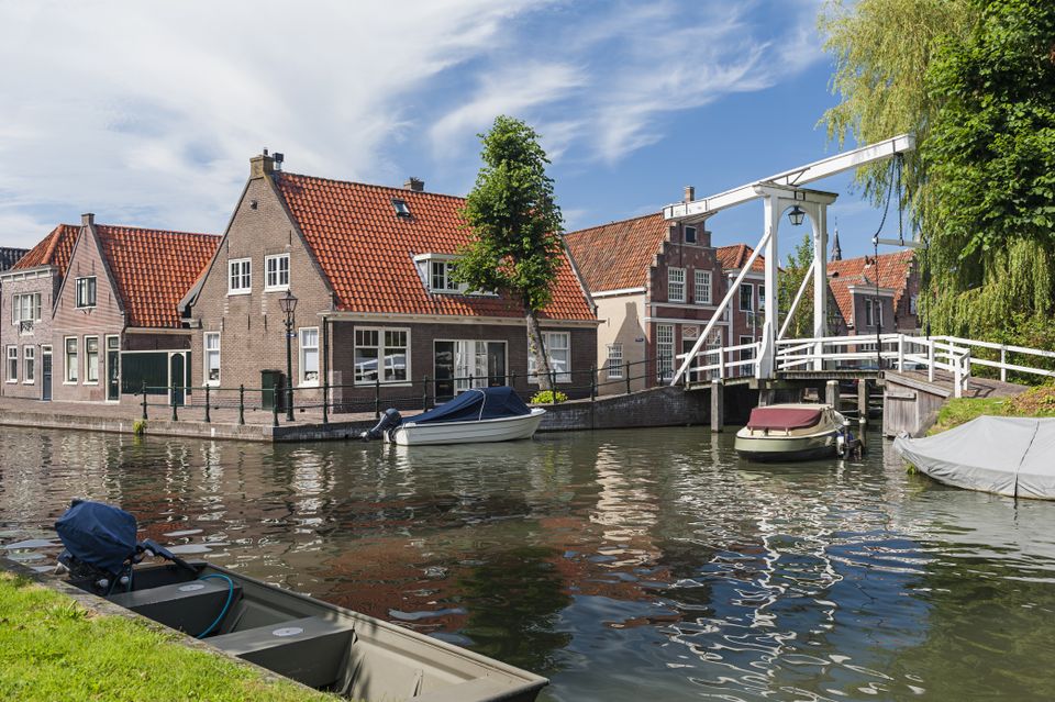 Foto van de huizen en een brug in Monnickendam