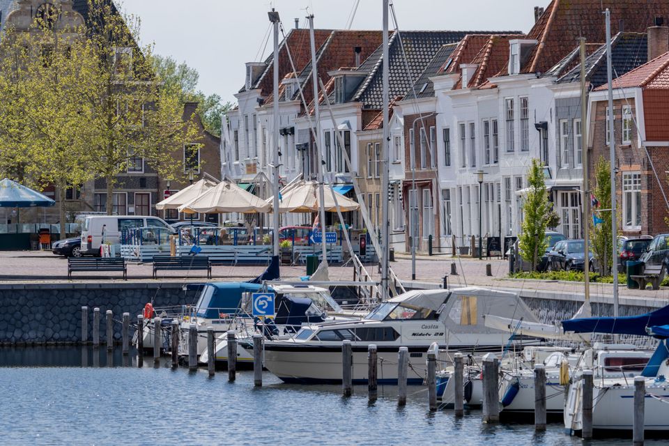 Vanuit Oude Haven uitzicht op de Markt in Brouwershaven