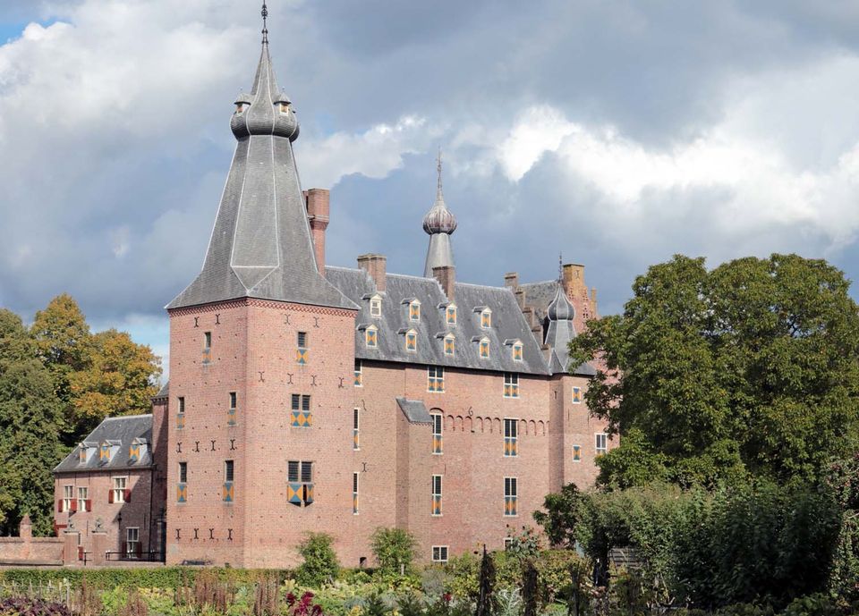 Het kasteel Doorwerth wordt bezocht voor een rondleiding in het kasteel