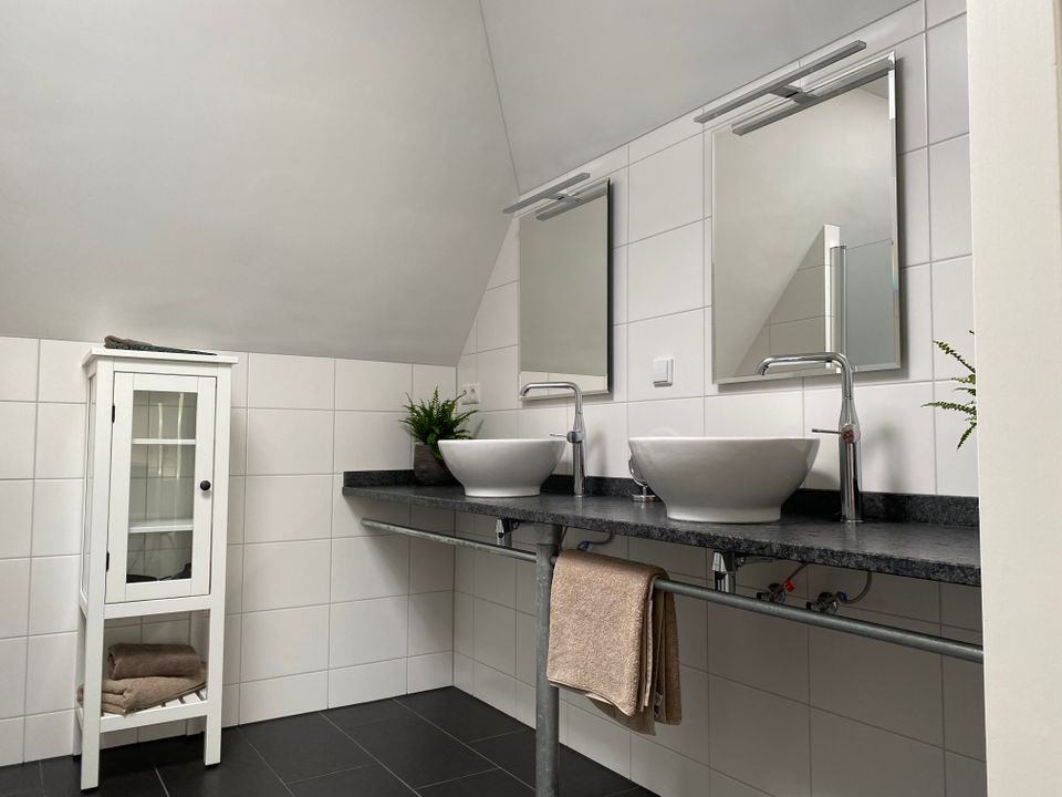 Iedere kamer heeft zijn eigen badkamer met separaat toilet, wasgelegenheid en douche.