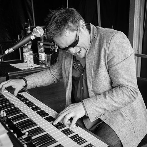 Rob Mostert speelt op Hammond orgel