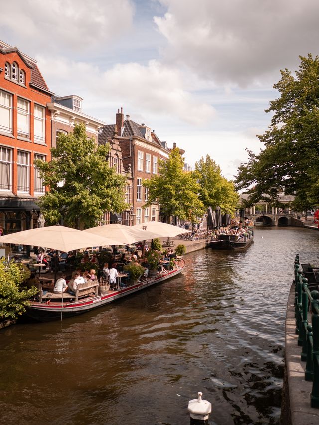 Sfeerfoto van terrasboten op de Nieuwe Rijn in Leiden.