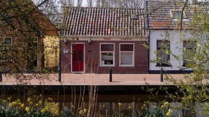 Dit is een foto van Café Lautrec naast de Dorpsstraat in Zoetermeer.