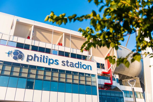 Philips Stadion in gezoomd op naam aan de buitenkant van het stadion