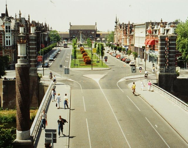 gezicht over de Wilhelminabrug naar het station mei 1989