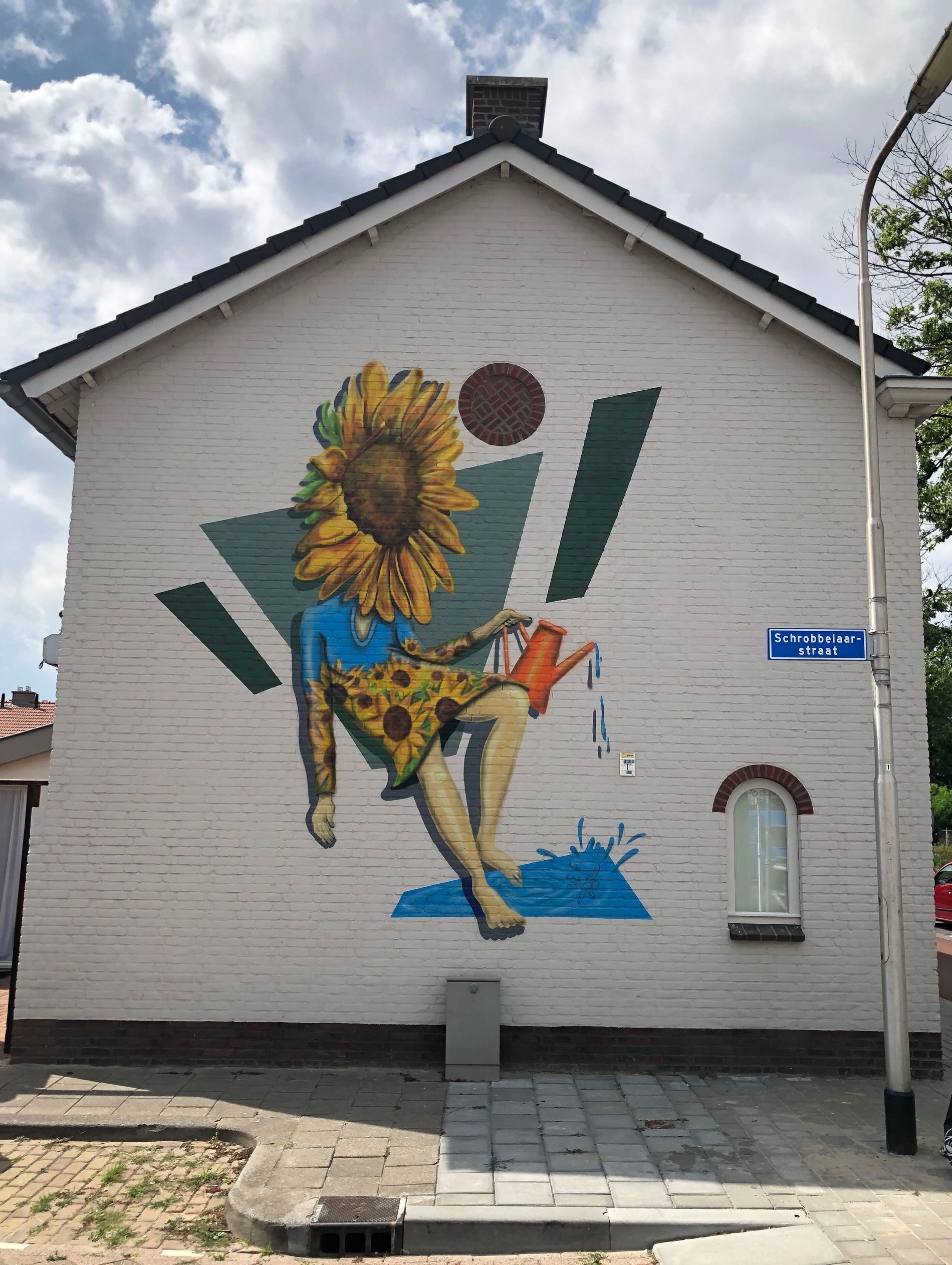 Een foto door VisitBrabant van de Van Gogh Mural met het Zonnebloemen Meisje, gemaakt door graffitikunstenaar Erik Veldmeijer.