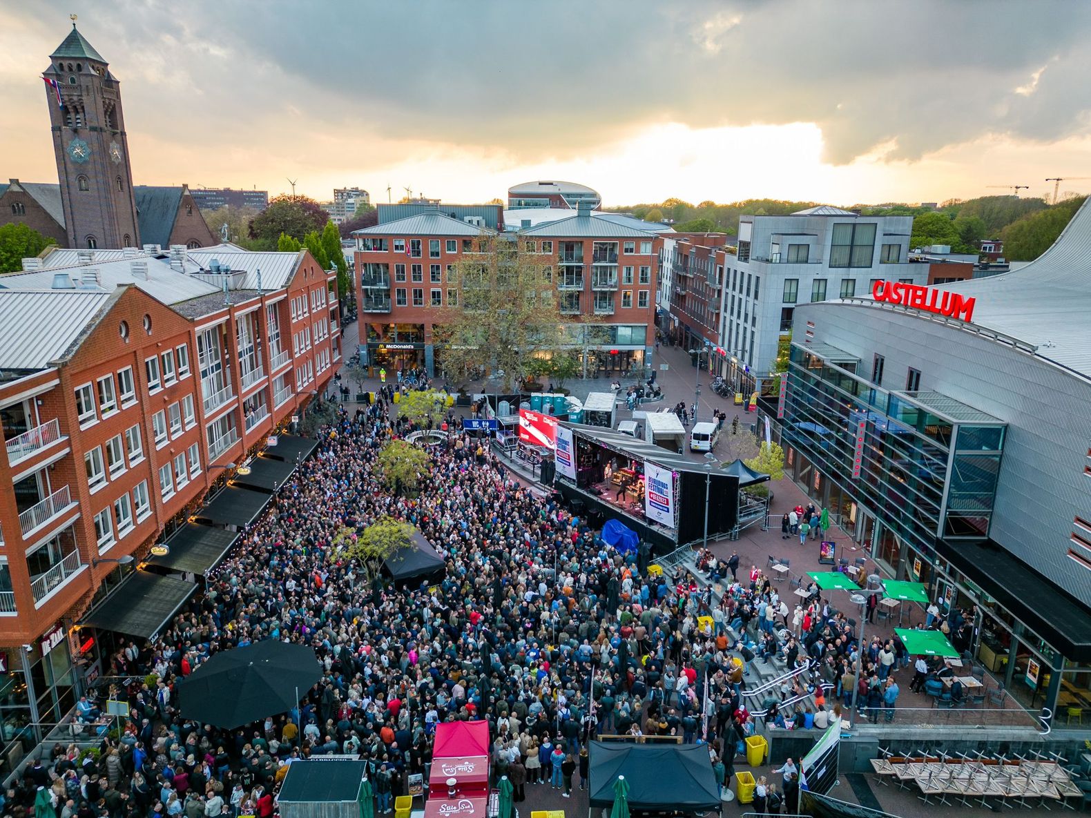 Het bovenaanzicht van het Bevrijdingsfestival op het Rijnplein.