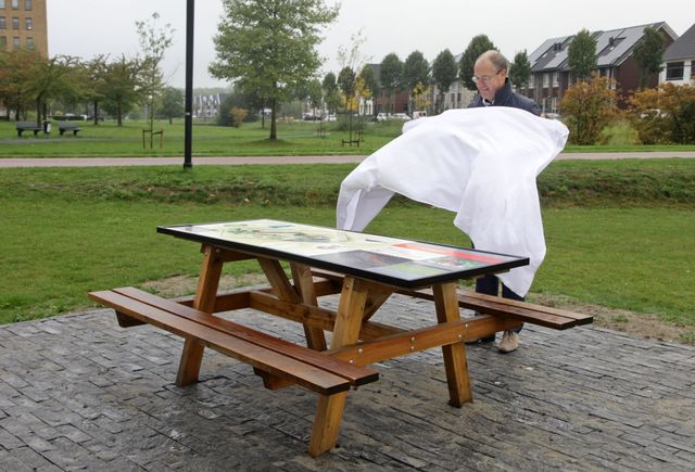 Wethouder onthult de picknicktafel in de wijk Loovelden in Huissen