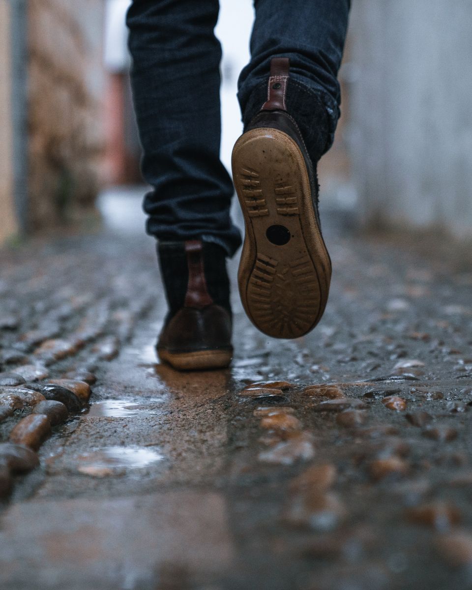 Close-up van de voeten van een wandelend persoon.