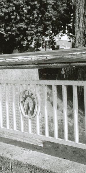 detail van de leuning van de Wilhelminabrug met W en kroontje